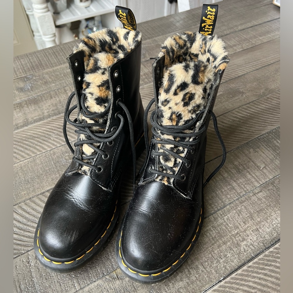 Dr Marten Docs Air Wair 1460
Serena Leopard Faux Fur
Black Boots Size 9